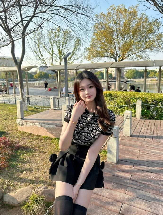 初次穿短裙黑丝感觉还可以。上海兼职中-IT日志资源网