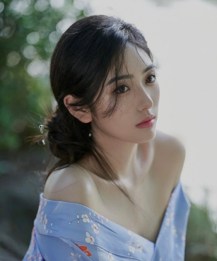 脉脉眼中波，盈盈花盛处。