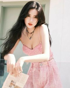 粉色套装加上完美颜值，少女感满满，太美了！-IT日志资源网