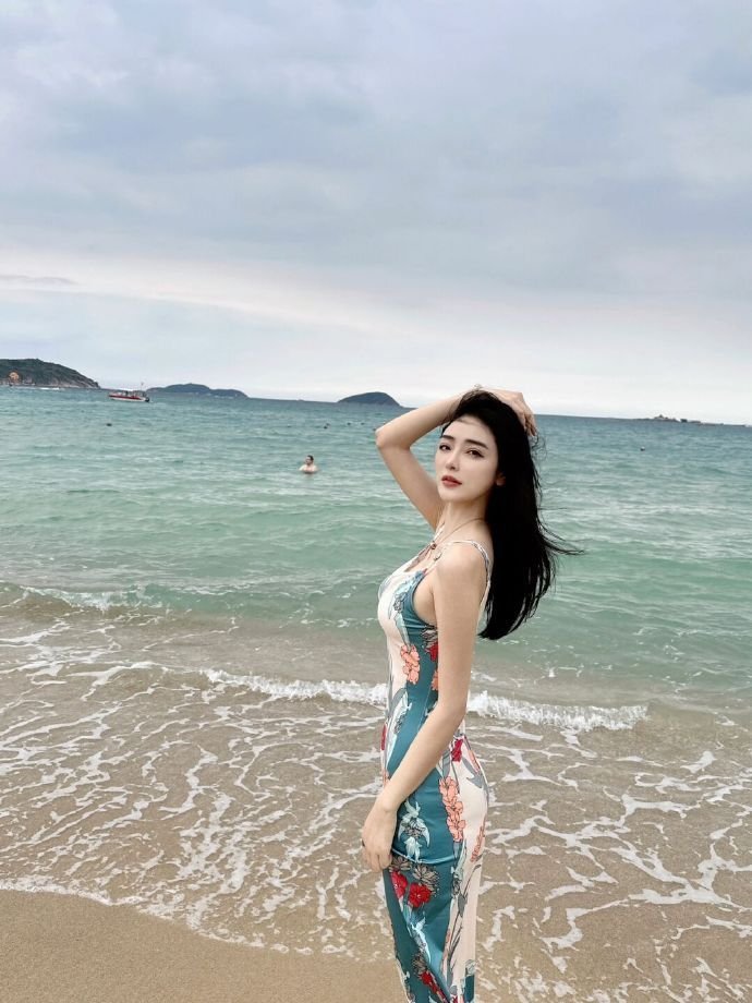 喜欢被海浪拍打在沙滩上，更喜欢在️上浪 。深圳