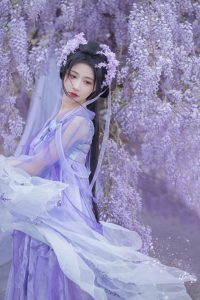 —“紫藤。”—出镜@-绮罗生的小苏苏- 摄影@出门拍照的小小-IT日志资源网